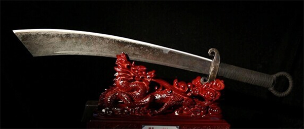 之后就把刀带回杭州,买了半头猪来,请中国武术协会的陈国新师傅来试试