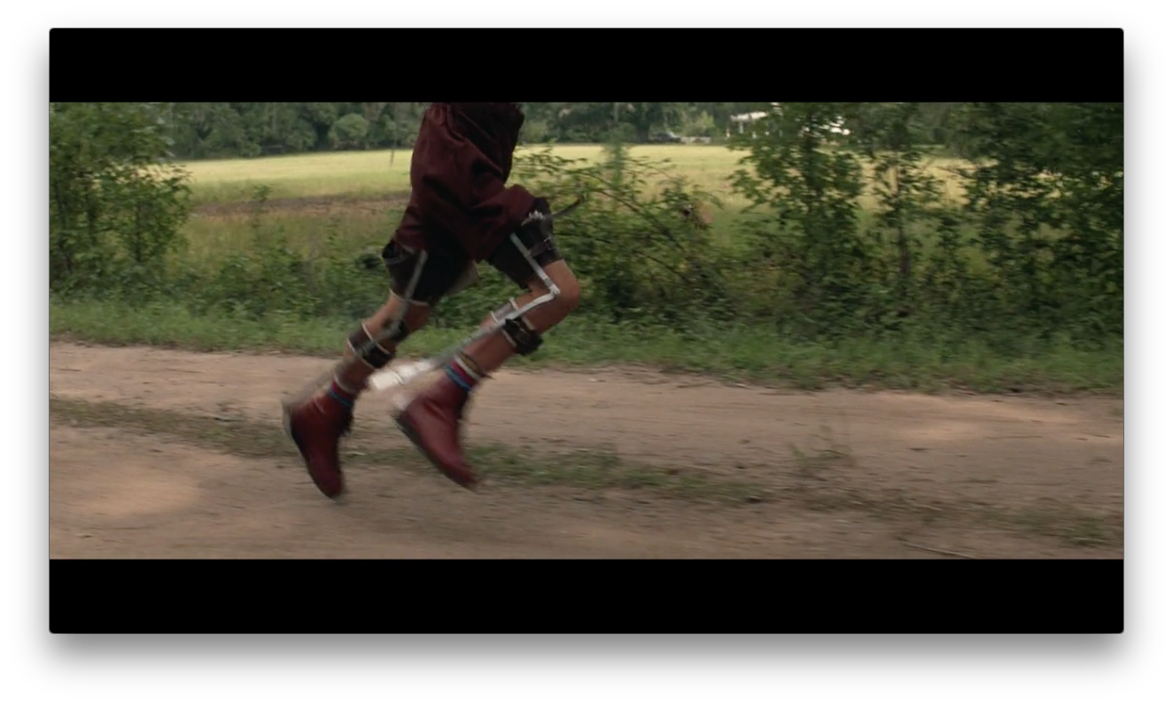 期间,甚至发生了奇迹一般的桥段,阿甘在一次躲避流氓的奔跑中,治好了