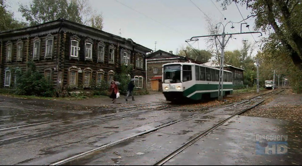 木结构建筑和有轨电车一座木房子内部西伯利亚的树长在沼泽地里,需要