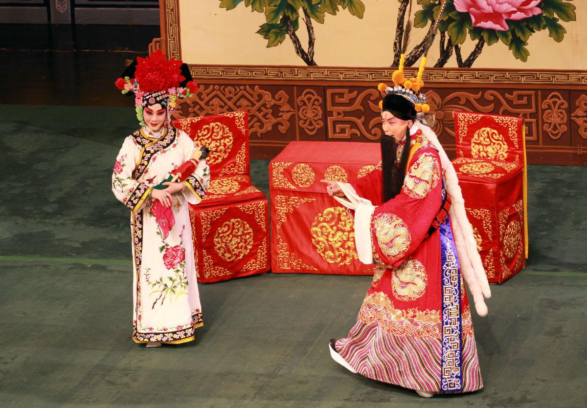 四郎探母坐宫一折,台上右边的椅子比左边的高一些,请问这是有什么讲究