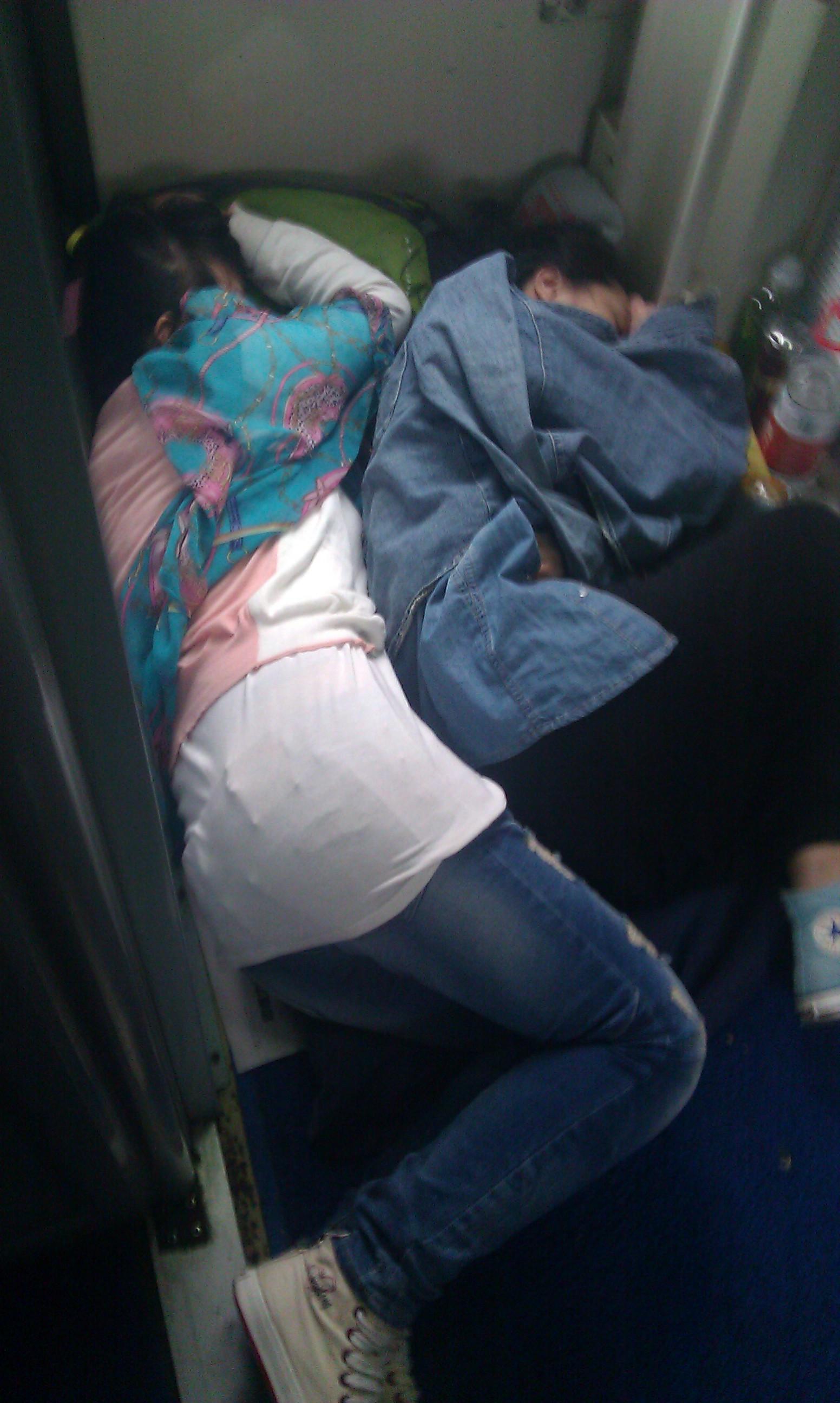 火车硬座怎么睡觉才最舒服