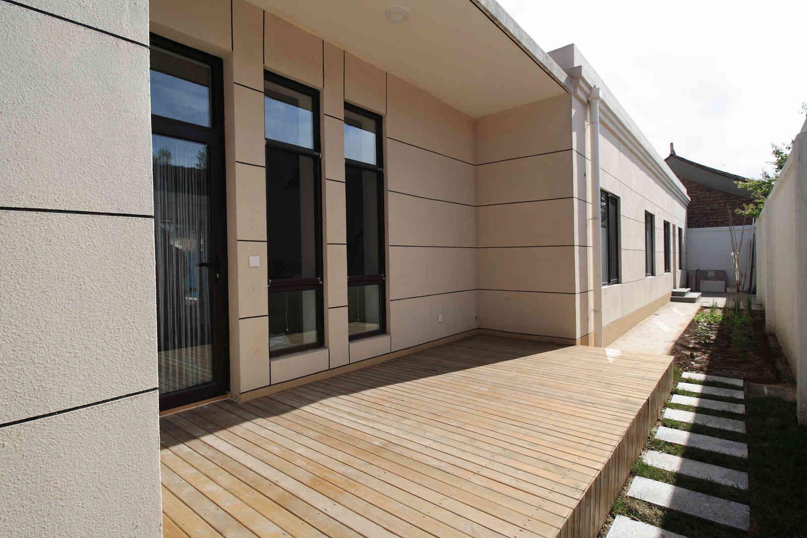 构造柱预留钢筋延伸至女儿墙;客厅局部采用了坡屋面以丰富立面造型