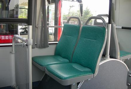 现在公交车上普遍有反向座椅,抱孩子的乘客可以坐在这种座位上,这是最