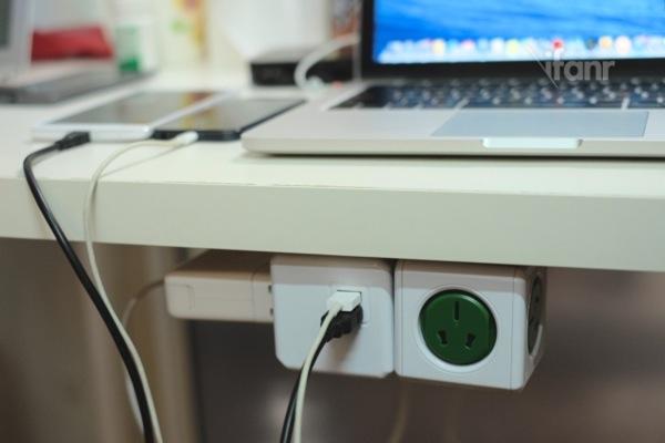 谁把插座安放在办公桌中间下边?如图的位置?