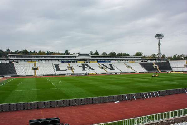 离开游击队的主场,决定步行去红星体育场.