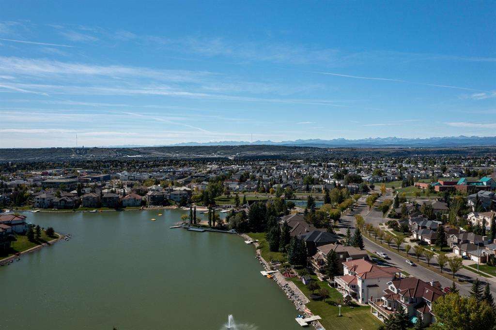 加拿大卡尔加里，西北湖景社区Arbour Lake，常年被评为最佳社区，近商圈轻轨站，13.47%的人口是华人