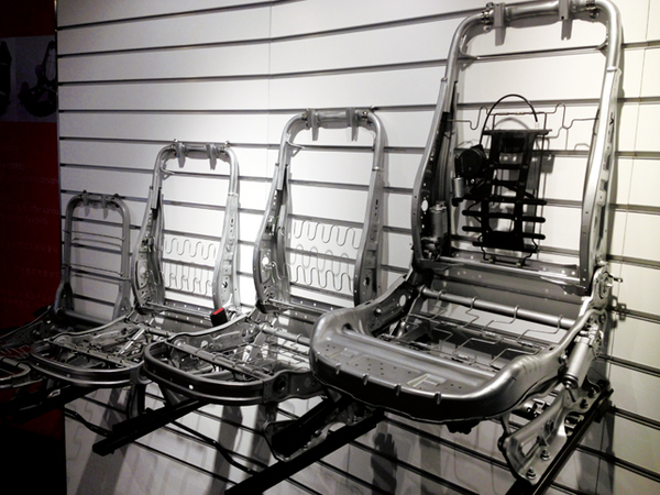 对于德系而言,座椅的平台化设计也非常出色(如李尔的座椅平台),很多