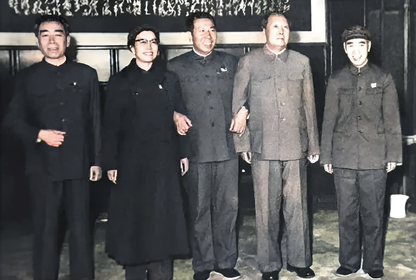 �����l����������ë��ϯ���ܵ���λ�I���˽�Ҋ��վ��Cλ�c�I���˺�Ӱ