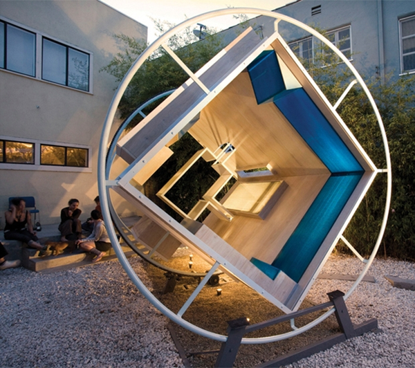 试图通过一个旋转的生活模块来创造一个反重力的瞬间,利用每一寸空间