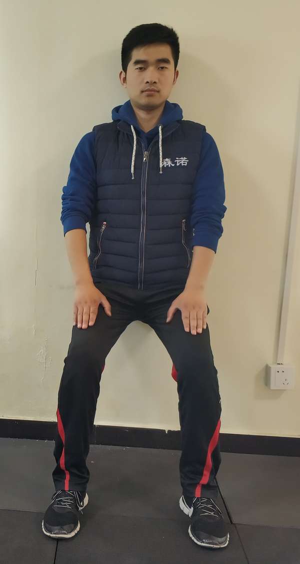 靠墙静蹲 两腿分开与肩同宽,后背贴于墙壁,缓慢下蹲,尽量保持时间