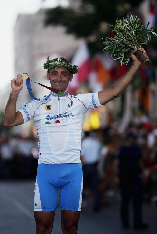 请问男生穿内裤的时候屌怎么放