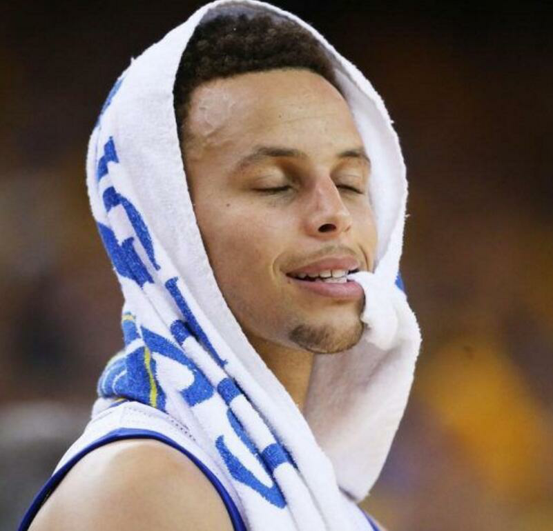 之前在微博上看过库里头披毛巾的图片美不可方物但是忘记保存了百度也