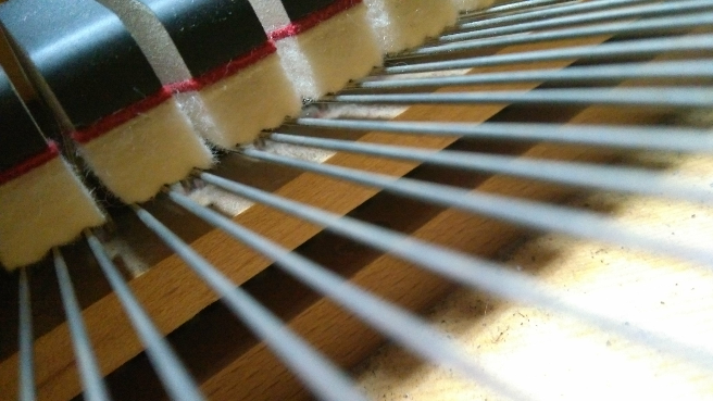 关于三角钢琴延音踏板如何调整 踏板踩下去以