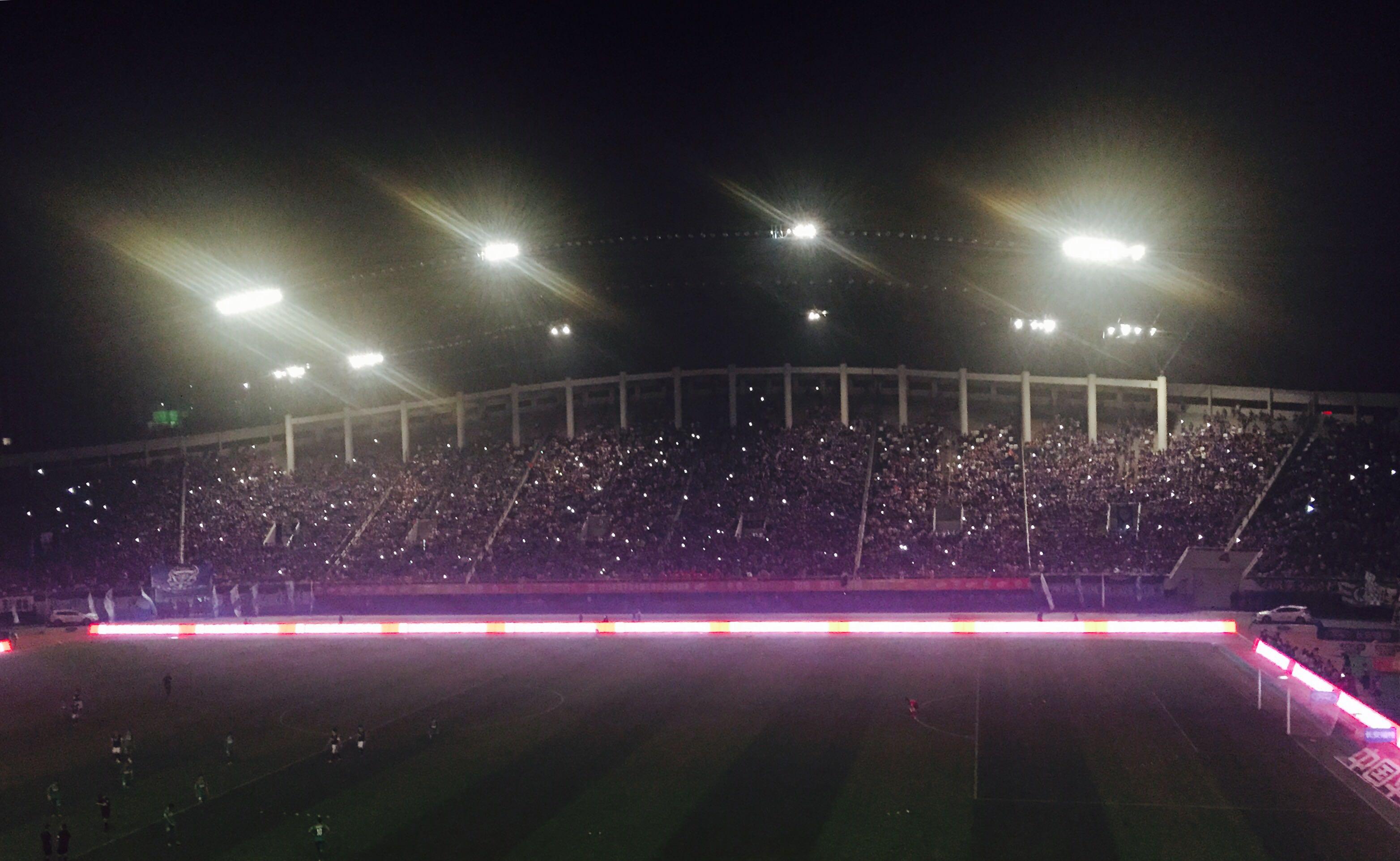 足球场的普通观众席在哪个位置看球最好?前排