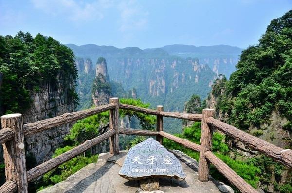 大觀臺有四個觀景臺,下到山半腰往右是仙人橋和天子座,往左是神雞啄食