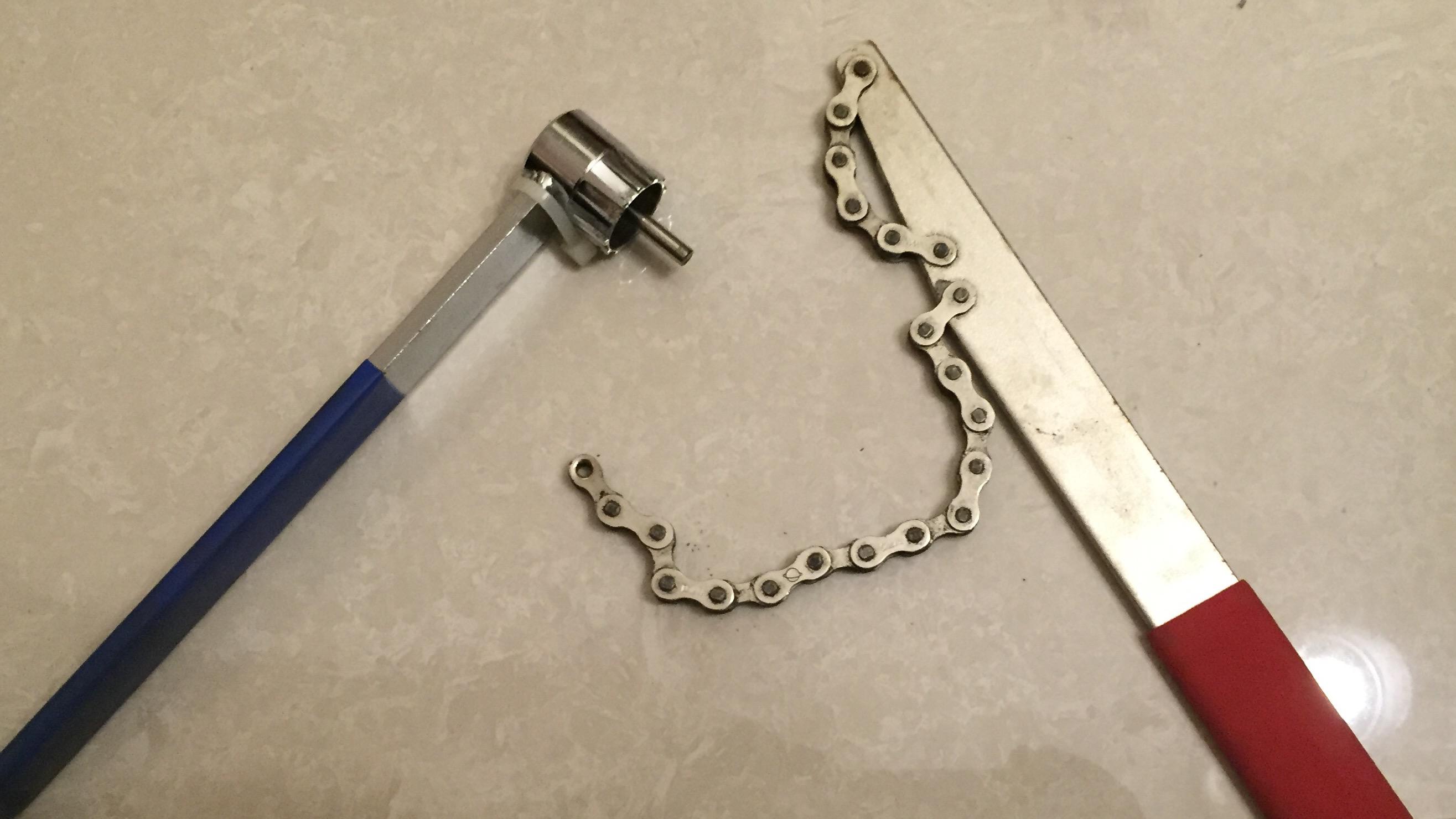 (飞轮扳手和链鞭)-钢丝调整器:安装完辐条,需要调整钢丝使轮子平整.