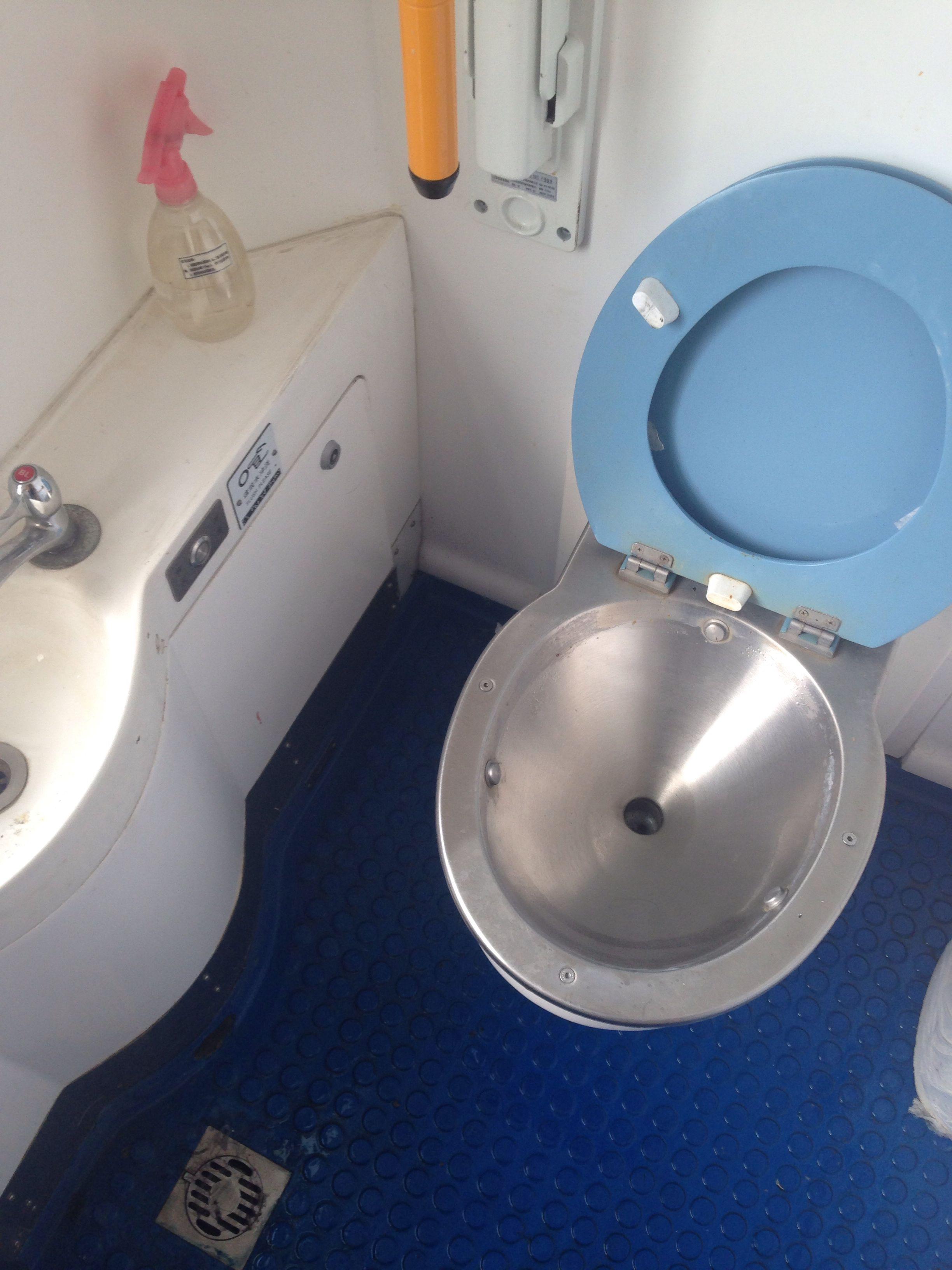 为什么普通火车上的马桶都是金属的?