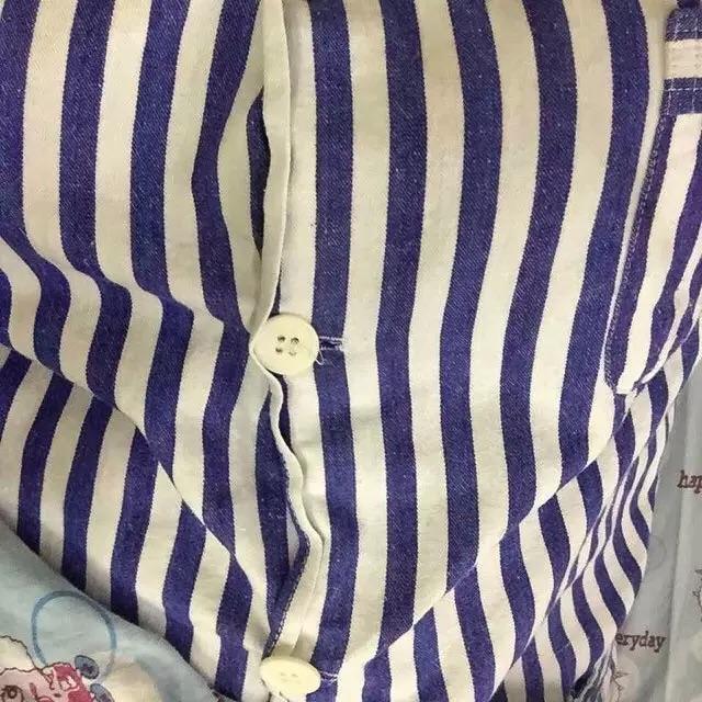 女生如何解决衬衫胸前扣子撑开的缝隙? - 周意
