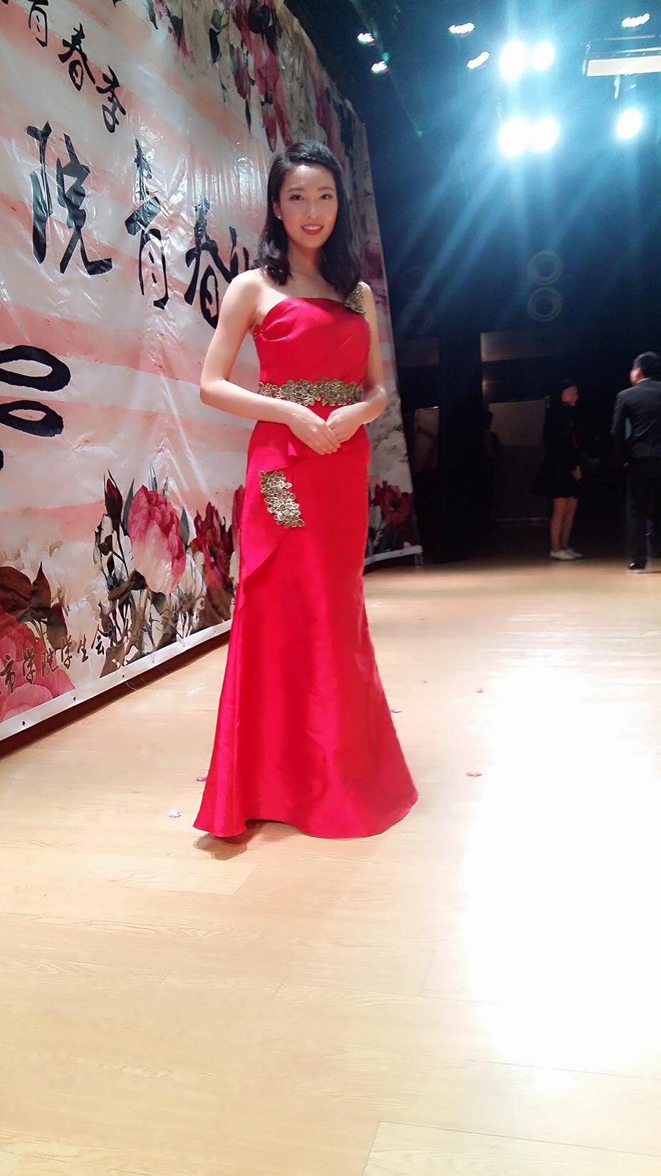 大学校园晚会女主持适合穿什么样的衣服