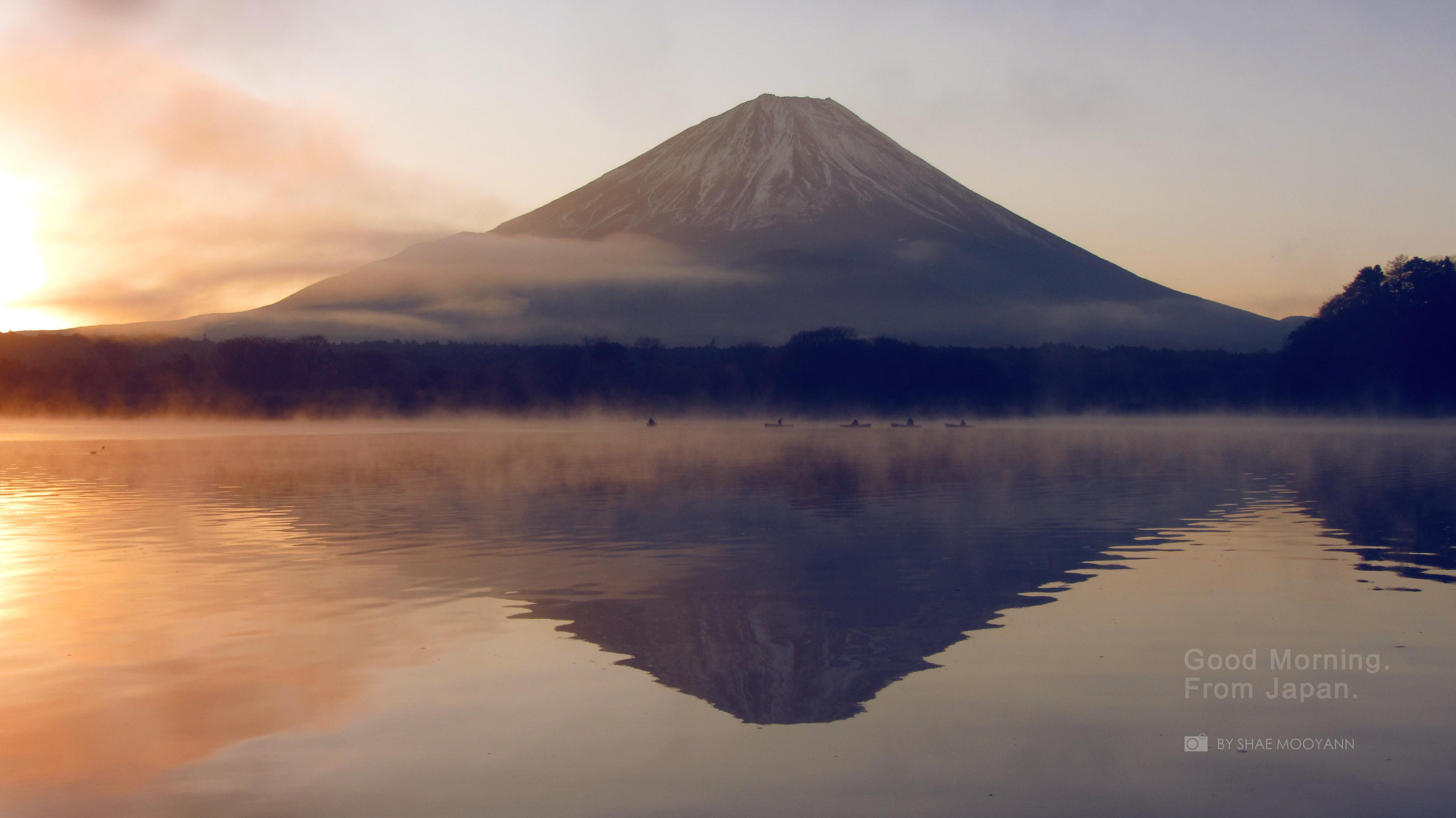 到达本栖湖的时候,湖边的小停车场已经挤了不少人和车,但是我发现那里