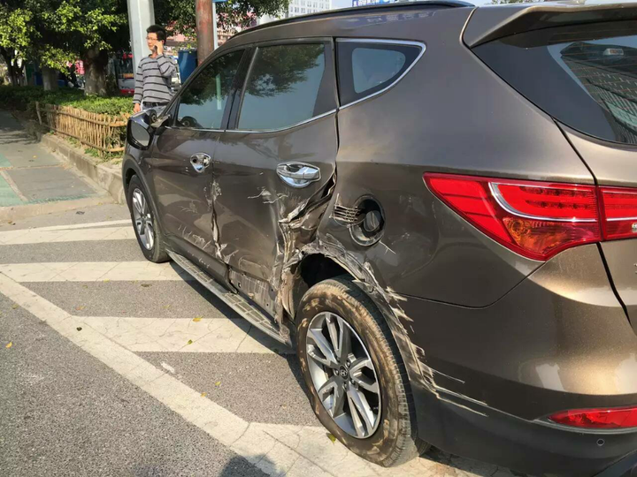 爸爸的車被一個超速超車的貨車撞成這樣.差點撞到旁邊樹叢.