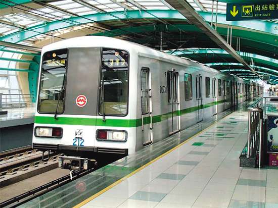 儿子坐地铁说他发现地铁没有轮子我趴地上看确实是但如果真没轮子又不