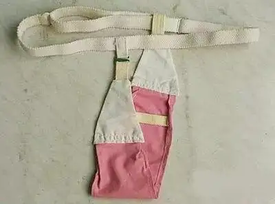 将草木灰装进里面,两头同细线系在腰间,成了所谓的卫生带