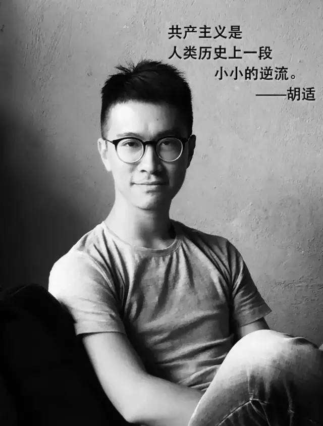 后来,这篇报道获得金尧如新闻自由奖,邹思聪一身正装,抱着奖状的照片