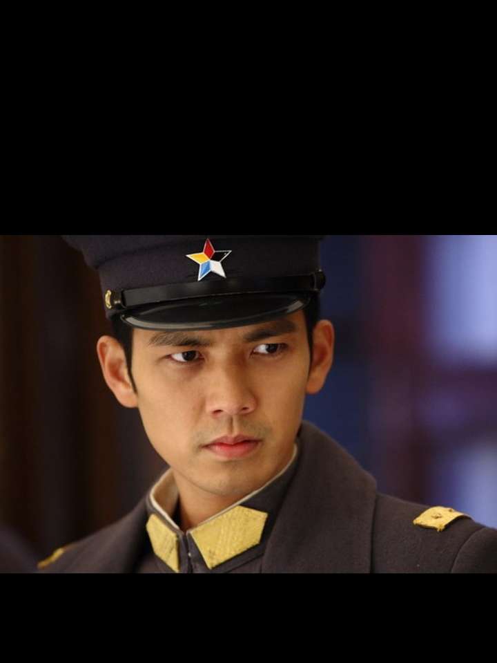 钟汉良饰演 慕容丰 四少 少帅 吖 跟演员李小冉搭戏 演绎得比小说生动