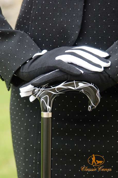 如何优雅地携带手杖?