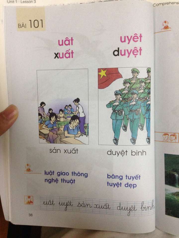 先放一个我买的越南小学课本,是不是很怀念小时候课本的风格呀