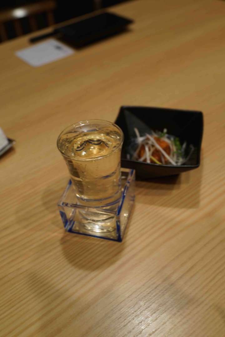 日本清酒倒酒时为什么要把酒倒满甚至溢出