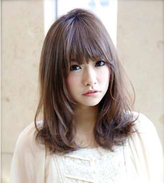 卷发发型,也是大脸适合的发型设计,深棕色染发的外翻发卷设计很有韩范