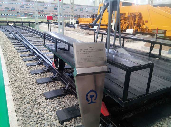 老电影里常见的铁路人力轧道车,哪里可以买到?哪里可以定做?或者谁有