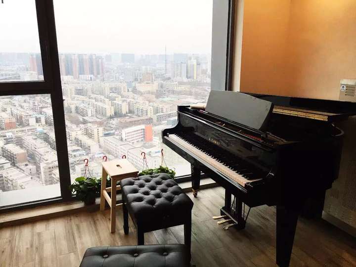 一架三角钢琴放在房间正中间也是蛮酷的,盖上琴盖还可以做很多事情的
