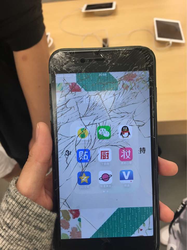 新买的苹果手机不小心屏幕碎了该如何调整心情?
