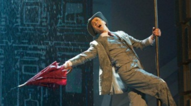 为什么雨中曲中金凯利在雨中跳舞那段被奉为经典理由是