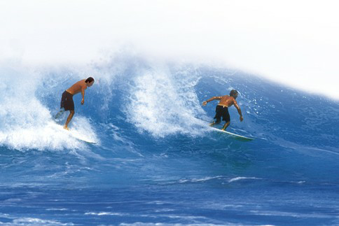 电影《极盗者》中冲浪时的"抢浪"是什么意思?