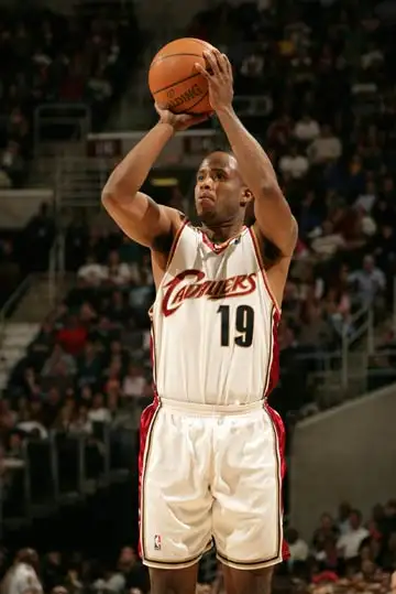 在一个有组织前锋的球队里控球后卫应当承担起什么角色