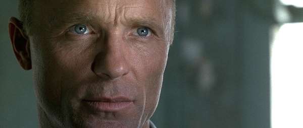 勇闯夺命岛里艾德哈里斯演的汉默将军的极端版.