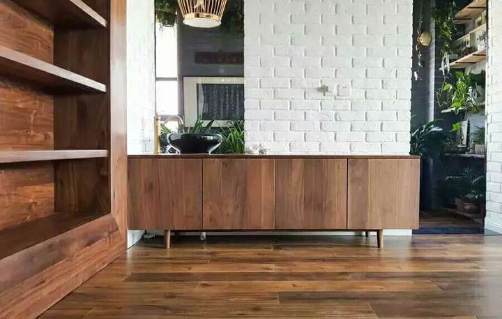 橡木地板,白墙,少量壁纸装点,卧室的樱桃木与书房客厅的黑胡桃相互