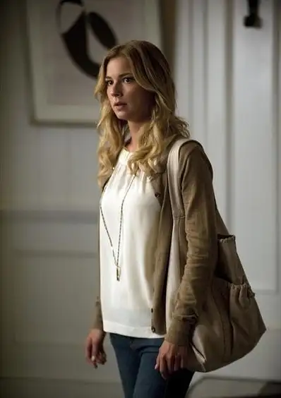 如何评价美剧《复仇》中女主角emily的服装搭配,她的穿搭有何特色?