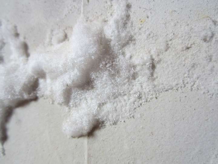 室内墙壁上长白色的绒毛是什么东西怎么清理泛碱反碱返碱各种说法