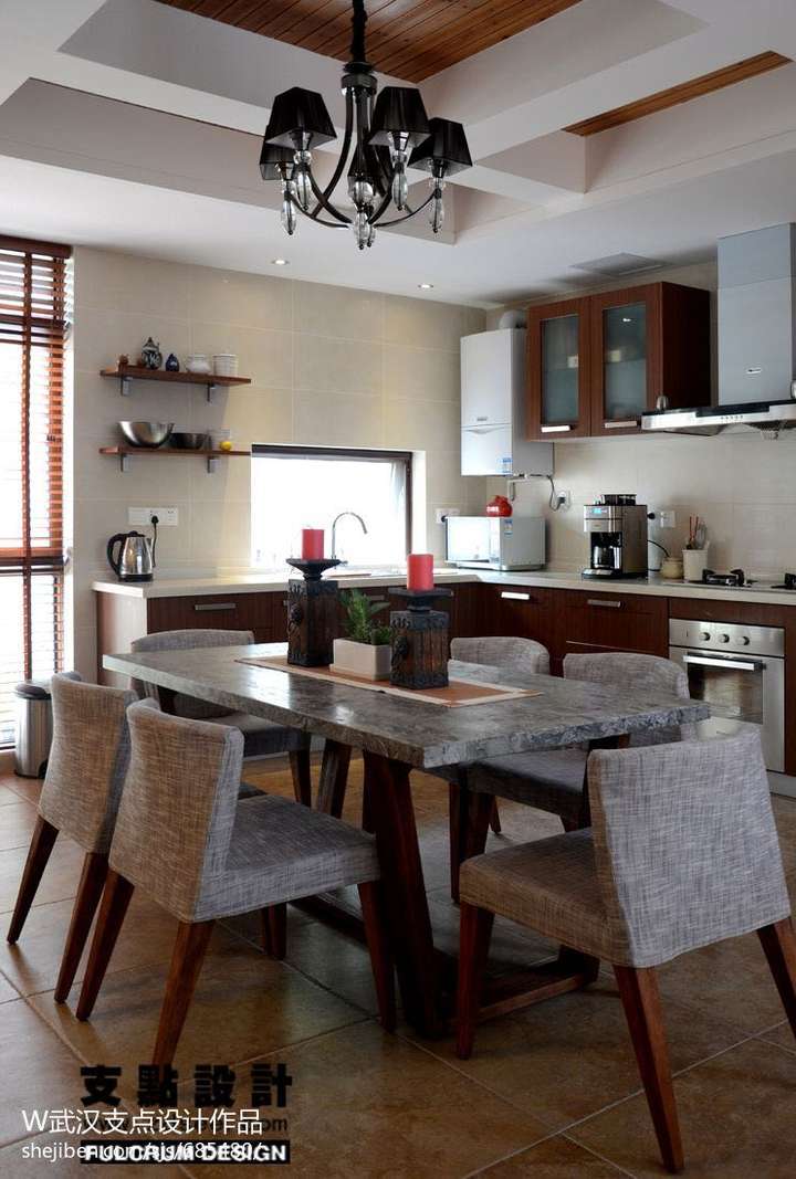 超级带感的十字梁. 除了梁以外,四周吊顶,让梁看起来凹进去.显高.
