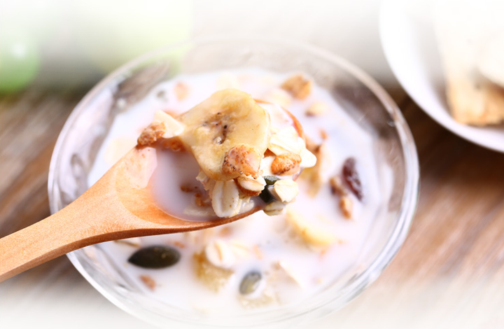 请问什么谷物麦片好吃,要无糖的噢,做早餐,泡牛奶吃?