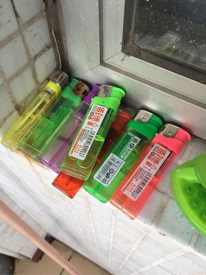恩,你看这是我收拾阳台的时候整理出来的一堆儿打火机