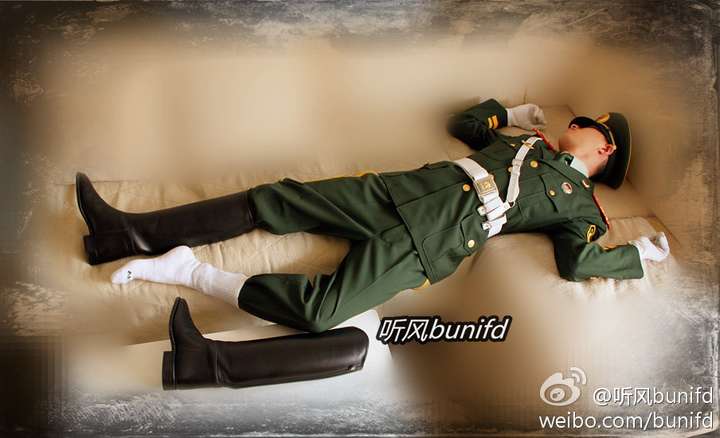 三军仪仗队兵哥哥们可以穿白袜子吗?