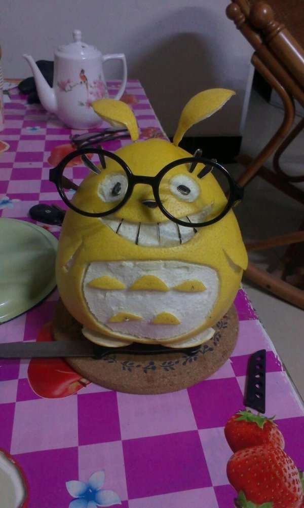 在网上看见有人用柚子刻龙猫,大概是这样的