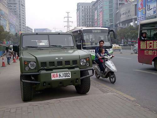 軍車牌照裡沒閱兵字樣的,另上網搜了一下,網上有張圖片,類似嗎?