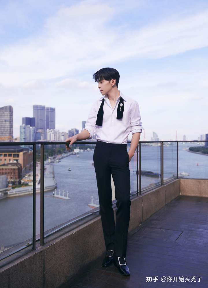 邓伦 比较偏韩系的脸,特别的他的眼睛很有辨识度,他的身材穿西装yyds.